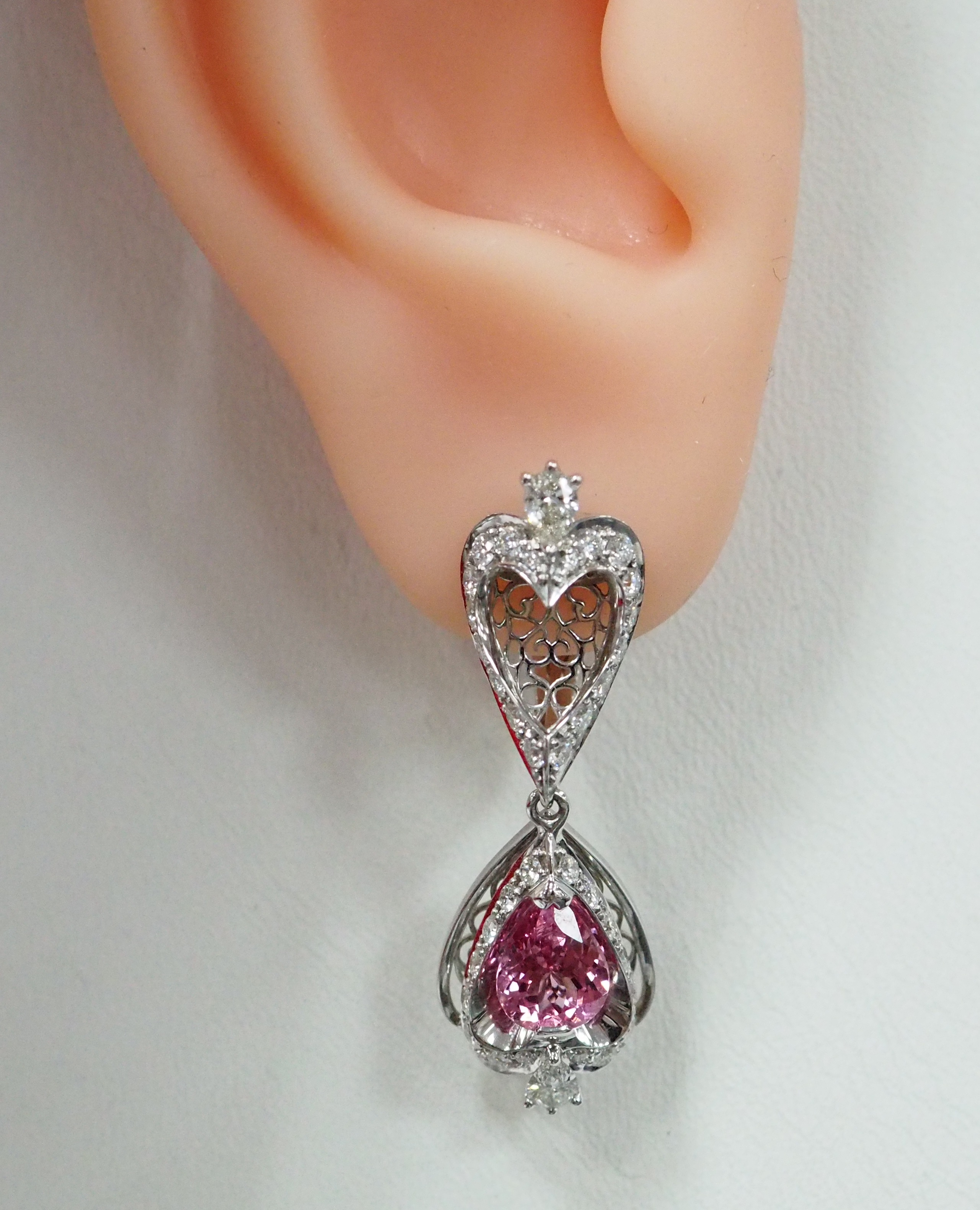 Серьги из белого золота с розовой шпинелью